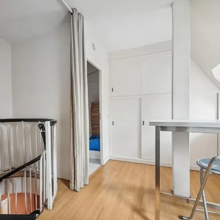 Апартаменты Elegant Duplex With A Large Balcony Париж