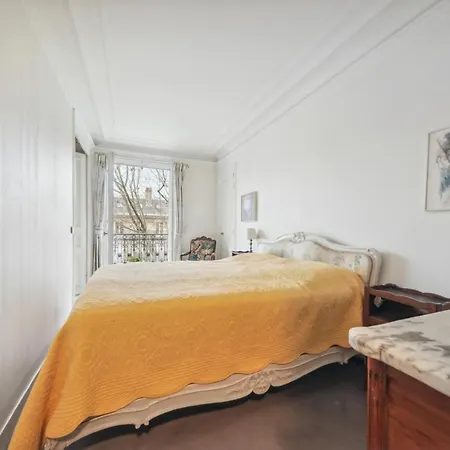 Elegant Duplex With A Large Balcony Париж