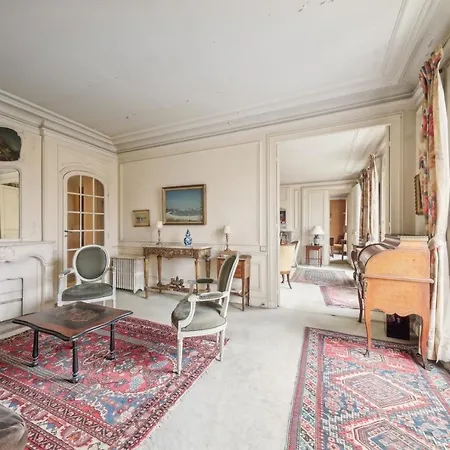 Elegant Duplex With A Large Balcony * Париж