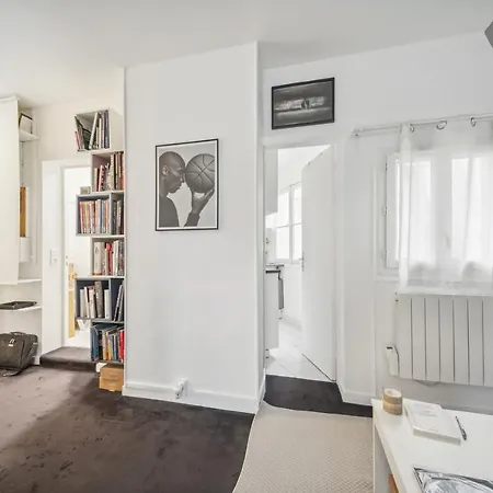 Elegant Duplex With A Large Balcony Париж