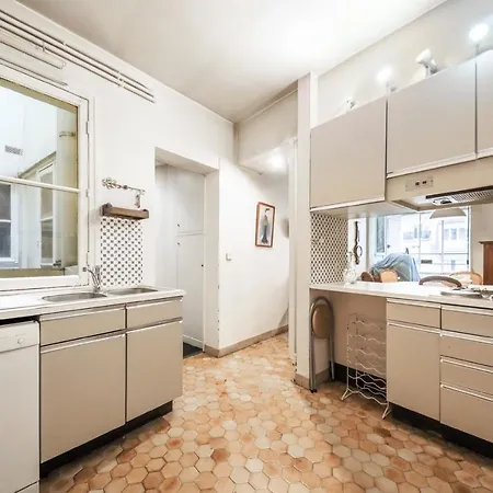 Elegant Duplex With A Large Balcony * Париж